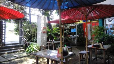 ร่มสีสดใส ทำให้เราสดชื่น ที่ ร้านอาหาร ในสวนอารมณ์ดี