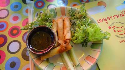 ปอเปี๊ยะกุ้งกุ้งทอด ที่ ร้านอาหาร ในสวนอารมณ์ดี