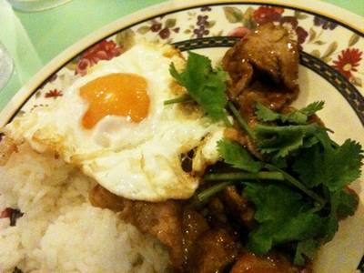 ข้าวหมูกระเทียมไข่ดาว ง่ายและอร่อย ;) ที่ ร้านอาหาร Tip-top