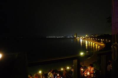 บรรยากาศดีมาก ๆ ที่ ร้านอาหาร ริมผา ลาภิน
