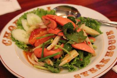 ยำไส้กรอกอร่อยๆจร้า ที่ ร้านอาหาร โชคชัยสเต็กเฮ้าส์ สุขุมวิท 23