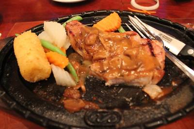 สเต็กหมูไพร์มลิป ที่ ร้านอาหาร โชคชัยสเต็กเฮ้าส์ สุขุมวิท 23