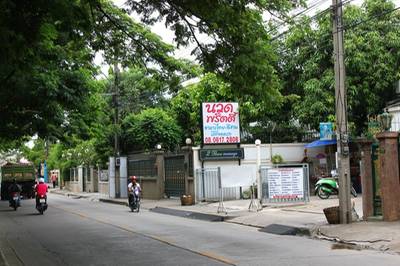 ทางเข้าหน้าร้านเมื่อมทางเส้นรัชดา ที่ ร้านอาหาร ครัวพริตตี้