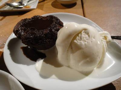 Sticky chocolate pudding with ice-cream ที่ ร้านอาหาร Salt