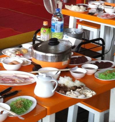 เต็มโต๊ะเลย ที่ ร้านอาหาร สุกี้ กินกันจัง
