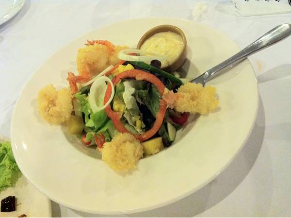สลัดกุ้งกรอบ ที่ ร้านอาหาร Anna & Charlie's Cafe