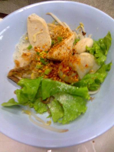 เส้นเล็กยำ ที่ ร้านอาหาร ล้งเล้ง 