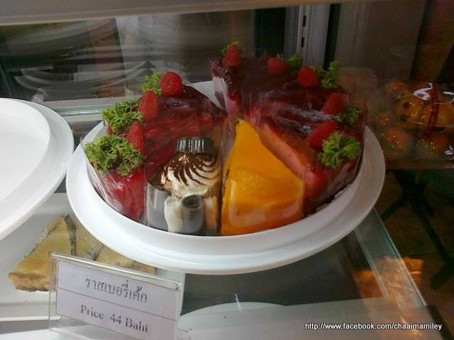 เค้กส้มและราสเบอร์รี่ ที่ ร้านอาหาร phu wan ภูหวาน