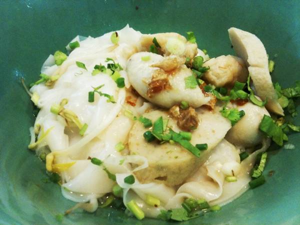 เส้นใหญ่แห้งลูกชิ้นปลา ที่ ร้านอาหาร ก๋วยเตี๋ยวลูกชิ้นปลาอัญชลี