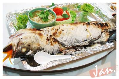 ปลากระพงย่างเกลือ ตัวนี้เกือบ 3 กิโลเชียวค่ะ ที่ ร้านอาหาร ครัวสยาม