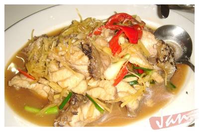 ปลาหมอทะเลผัดขิง  ร้านเค้าบอกว่าสดมาจากทะเลลึกเลยค่ะ ที่ ร้านอาหาร ครัวสยาม