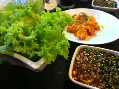 ผักสดกับน้ำจิ้ม ถ่ายรูปน้อยไปหน่อยเพราะมัวแต่กินจ้า = ='' ที่ ร้านอาหาร Giant Yakiniku ชิดลม