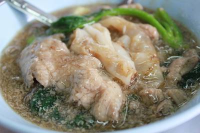 หมูชิ้นใหญ่ๆ ที่ ร้านอาหาร ราดหน้านพดล (เจ้าเก่า)