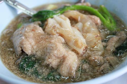 หมูชิ้นใหญ่ๆ ที่ ร้านอาหาร ราดหน้านพดล (เจ้าเก่า)