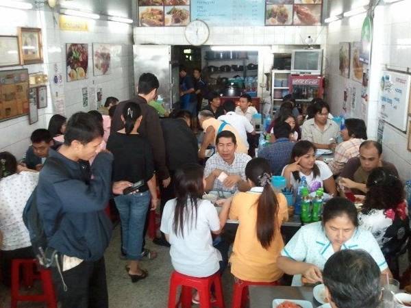 บรรยากาศในร่้าน ที่ ร้านอาหาร ชาญเทคนิค