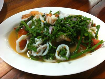ยำผักกูด ที่ ร้านอาหาร ภูเรือโภชนา
