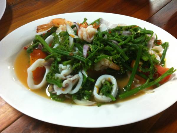 ยำผักกูด ที่ ร้านอาหาร ภูเรือโภชนา