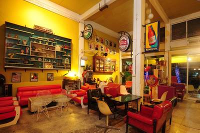 วิวร้านเต็มๆ ที่ ร้านอาหาร Goldies Bar