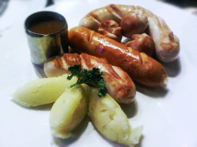 ไส้กรอกรวมมิตร อร่อย เป็นเอกลักษณ์ของร้านนี้ได้อีกแบบหนึ่ง ที่ ร้านอาหาร HOBS Bar & Restaurant ทองหล่อ
