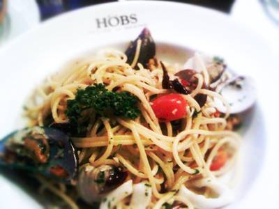 สปาเกตตี้ซีฟู๊ดผัดน้ำมันมะกอก หอมสุดๆ อร่อยดี ที่ ร้านอาหาร HOBS Bar & Restaurant ทองหล่อ