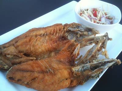 ปลากระพงทอดน้ำปลา ที่ ร้านอาหาร The Wave Restaurant