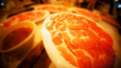 เนื้อแล่บางๆทานนุ่มลิ้น ติดมันนิดๆ อร่อยมากคะ ที่ ร้านอาหาร Suki Bar