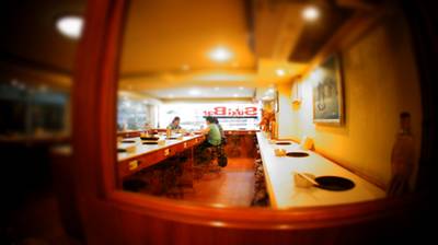 นี่คือภาพของที่นั่งแบบสุกี้บาร์ ที่ ร้านอาหาร Suki Bar