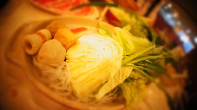 ชุดผักที่มีวุ้นเส้น,ลูกชิ้นมาให้ด้วย ที่ ร้านอาหาร Suki Bar