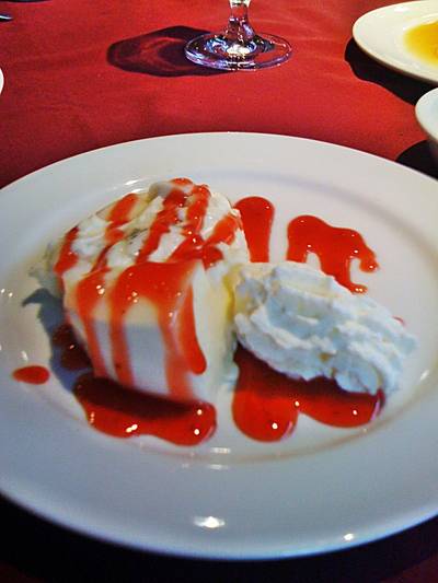 Pana Cotta with Raspberry Sauce ที่ ร้านอาหาร Chesa Swiss Restaurant