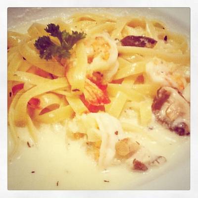 เฟตตูชินี่ครีมซอสเห็​ดกุ้ง ทานร้อนๆอร่อย ที่ ร้านอาหาร Greyhound Café ดิเอ็มโพเรี่ยม
