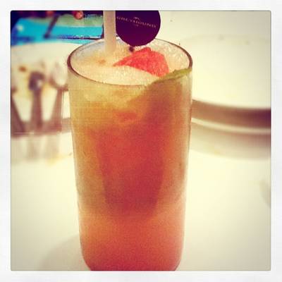 น้ำผลไม้ปั่น หวานเย็นชื่นใจ ที่ ร้านอาหาร Greyhound Café ดิเอ็มโพเรี่ยม