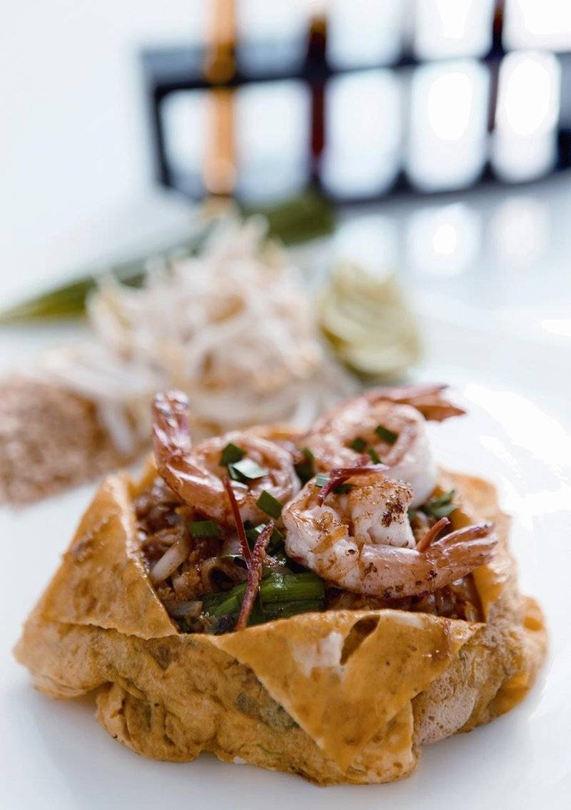 ผัดไทไข่ห่อ ที่ ร้านอาหาร Baan Sathorn Restaurant