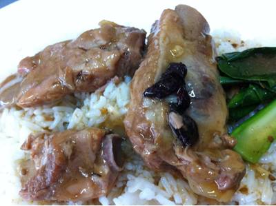 ข้าวราดซี่โครงหมู.  30 บาท ที่ ร้านอาหาร บะหมี่หัวโต