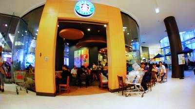 บริเวณร้านของstabuck มีโต๊ะทั้งภายในและภายนอก ที่ ร้านอาหาร Starbucks Siam Paragon