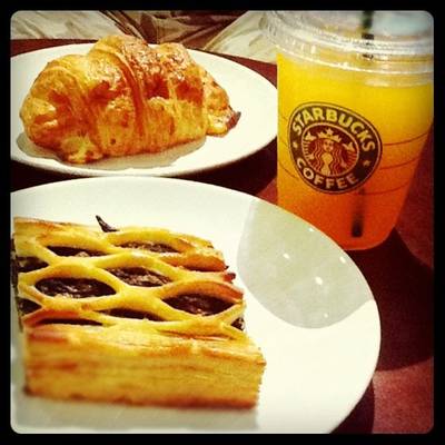 ครัวซองแฮมชีส,ควิชสปิแนชและน้ำส้มสดๆชื่นใจ ที่ ร้านอาหาร Starbucks Siam Paragon