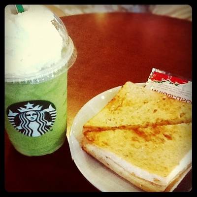 แซนวิชทูน่าข้าวโพด,ชาเขียวปั่น ที่ ร้านอาหาร Starbucks Siam Paragon