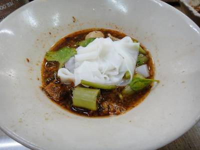 ก๋วยเตี๋ยวเรือเส้นใหญ่ ที่ ร้านอาหาร ติ่ง เตี๋ยวเรือ (คนมีเส้น)