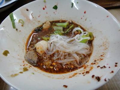 ก๋วยเตี๋ยวเรือเส้นเล็ก ที่ ร้านอาหาร ติ่ง เตี๋ยวเรือ (คนมีเส้น)