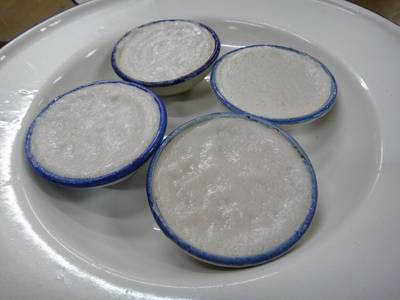 ขนมถ้วย เตรียมไว้พร้อมบนโต๊ะ ที่ ร้านอาหาร ติ่ง เตี๋ยวเรือ (คนมีเส้น)