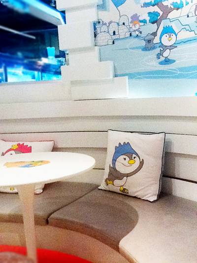 ที่นั่งครับ เน้นสีขาว  ฟ้า  ดูสบายตา ที่ ร้านอาหาร Snowy ice