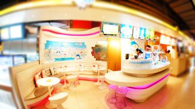 ร้านทั้งร้านครับ  สีสันสบายตา  ดึงดูดความสนใจครับ ที่ ร้านอาหาร Snowy ice