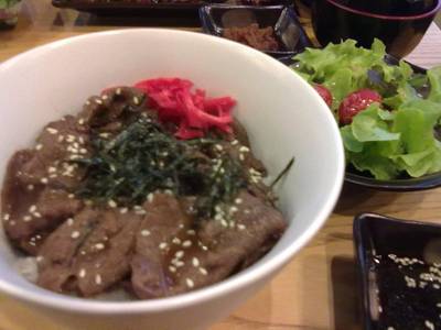 ข้าวหน้าเนื้อ ที่ ร้านอาหาร Teru Aki