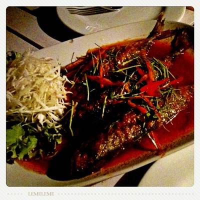 ฉู่ฉี่ปลาทู ที่ ร้านอาหาร เสือนอนกิน