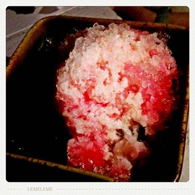 ถั่วแดงเย็น ราดหวานเย็นสีแดงๆ ที่ ร้านอาหาร เสือนอนกิน