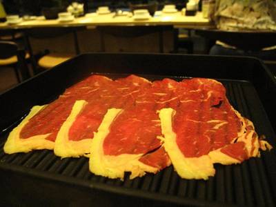 เนื้อ เนื้อ ที่ ร้านอาหาร Shabu Yoshi