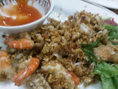 กุ้งทอดกระเทียม ที่ ร้านอาหาร บัญเอิญรวย(ต้อย)