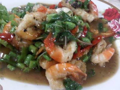 กุ้งผัดกระเพรา ที่ ร้านอาหาร บัญเอิญรวย(ต้อย)