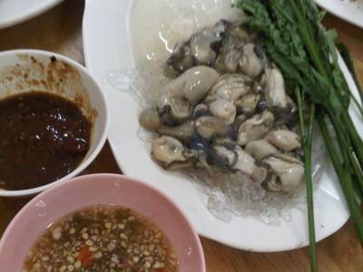 หอยนางรมสด ที่ ร้านอาหาร บัญเอิญรวย(ต้อย)