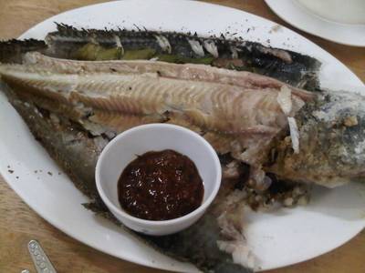 ปลาเผาเกลือ ที่ ร้านอาหาร บัญเอิญรวย(ต้อย)