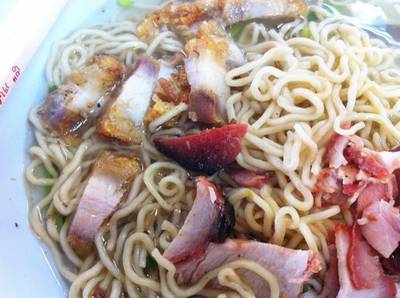 บะหมี่เส้นกลม หมูแดง หมูกรอบ ที่ ร้านอาหาร บะหมี่หัวโต